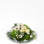 Bloemstuk in glazen schaal met witte bloemen (2 formaten)